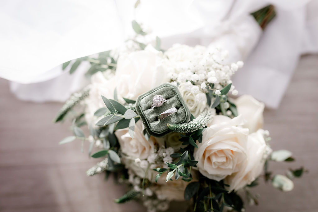 Wedding bouquet and rings 